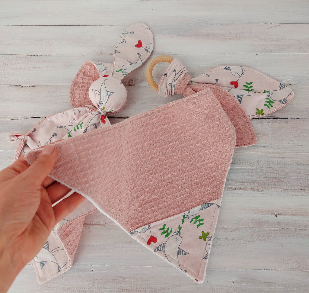 Ronci nyuszi baba szett – textil nyuszi, rágóka és nyálkendő