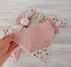 Ronci nyuszi baba szett – textil nyuszi, rágóka és nyálkendő