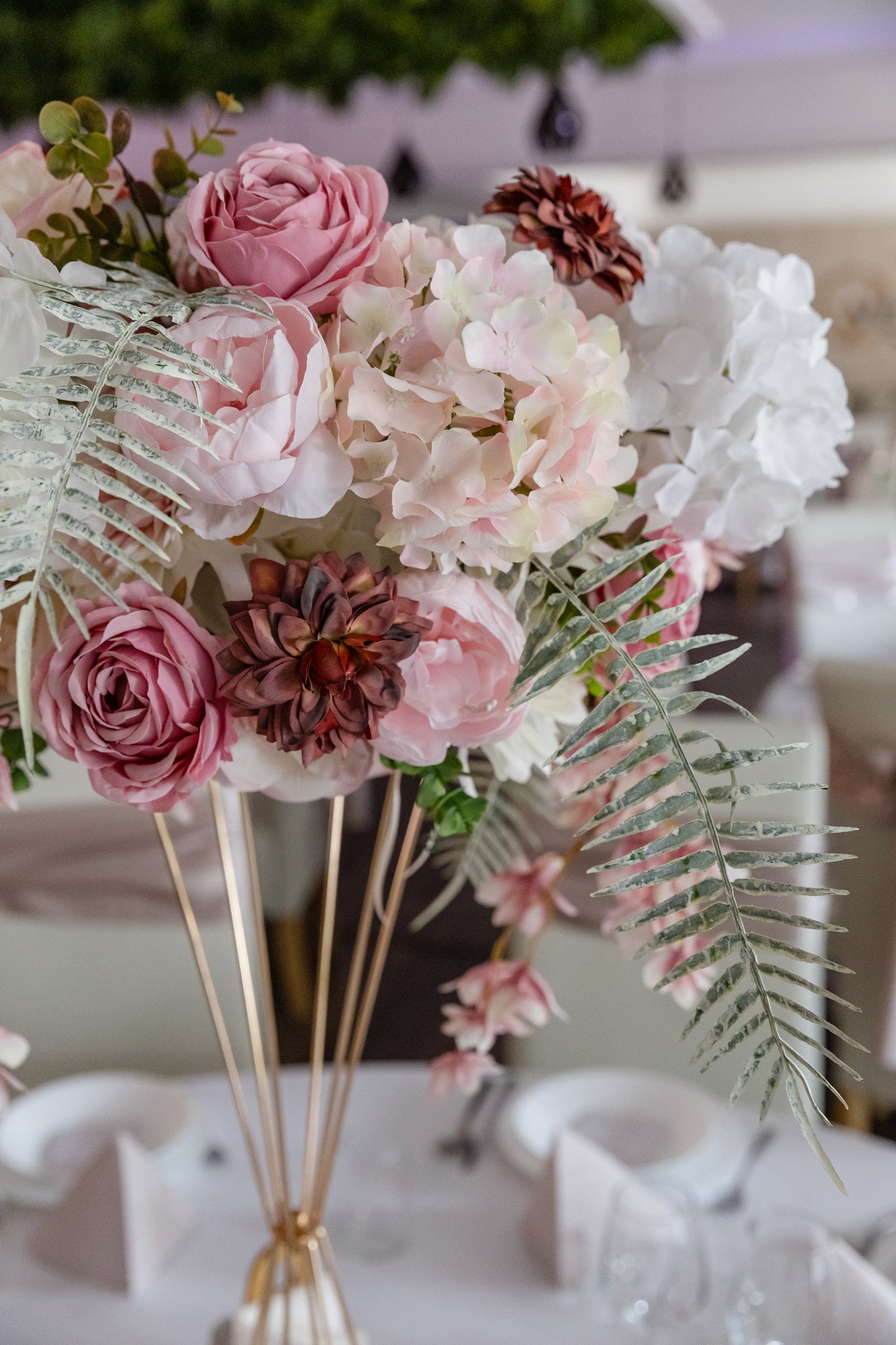 Esküvő asztal - Virágdekoráció állvánnyal - bérléssel