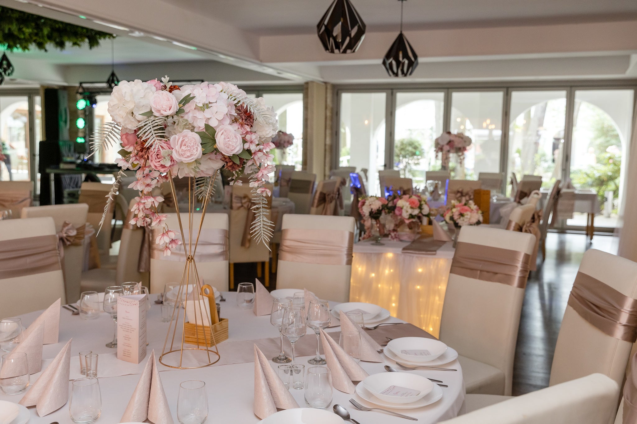 Esküvő asztal - Virágdekoráció állvánnyal - bérléssel