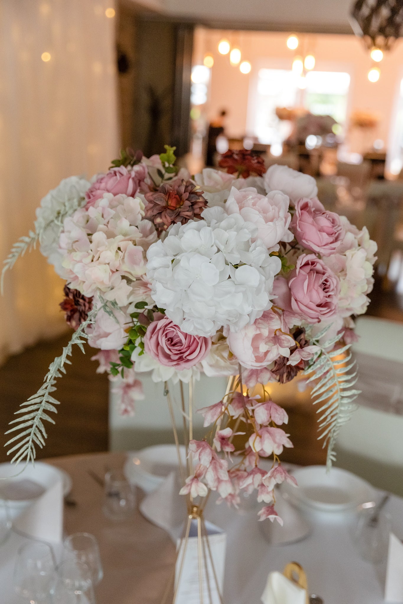 Esküvő asztal - Virágdekoráció állvánnyal - bérléssel