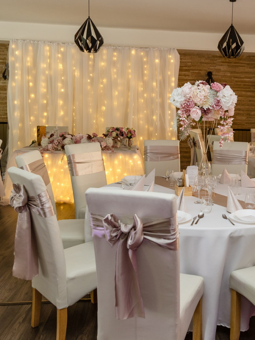 Esküvő asztal - Virágdekoráció állvánnyal - bérléssel