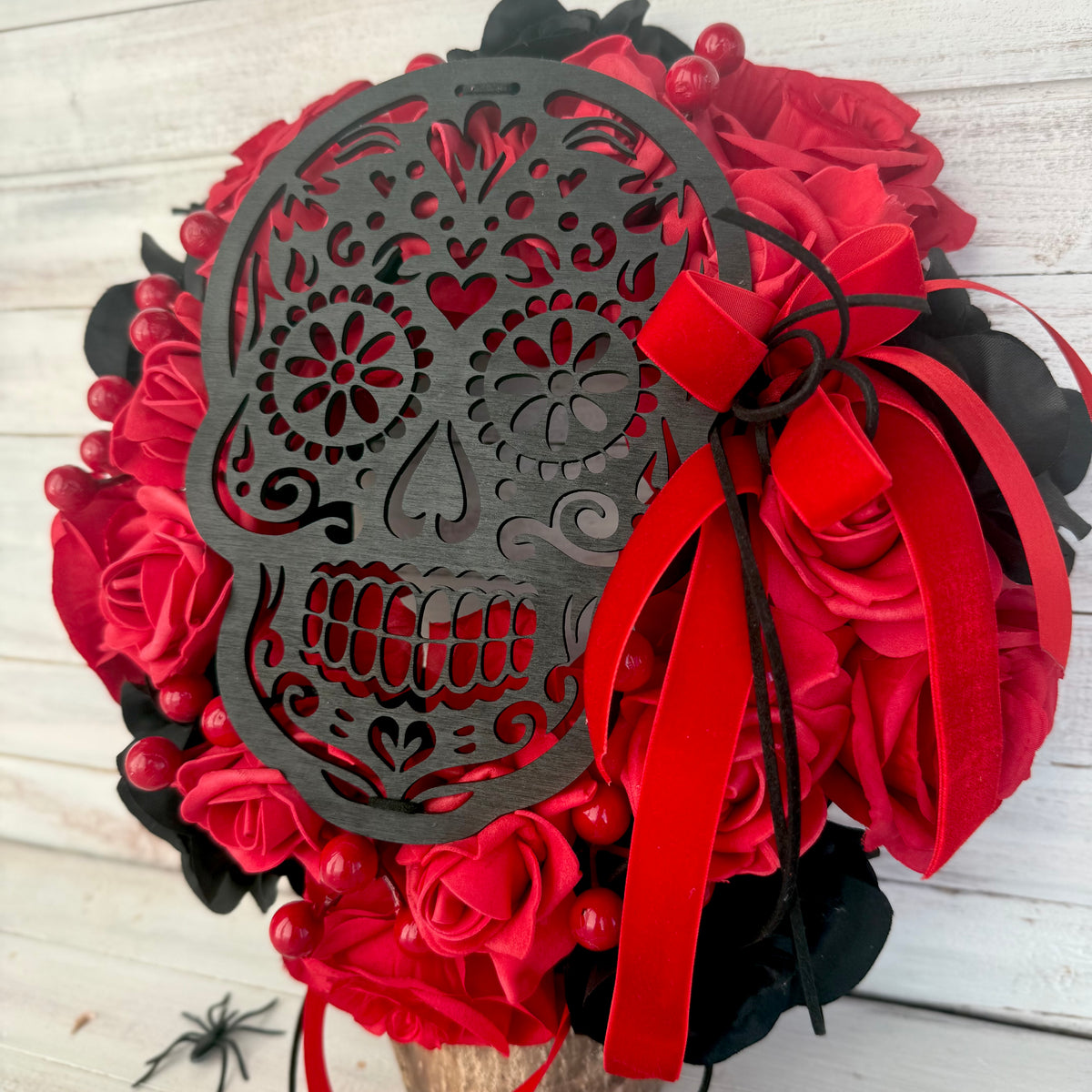 🎃 Halloween kopogtató – vörös rózsákkal és cukorkoponyával