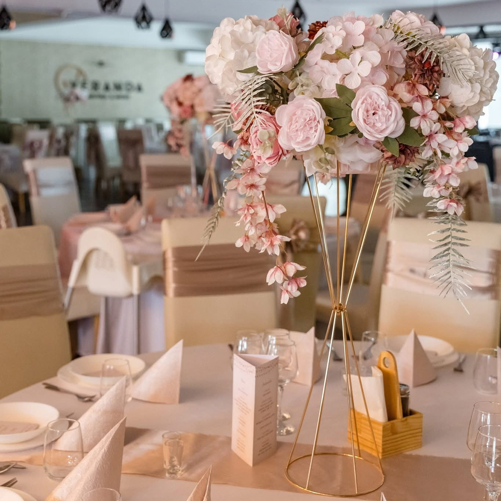 Esküvő asztal - Virágdekoráció állvánnyal - bérléssel