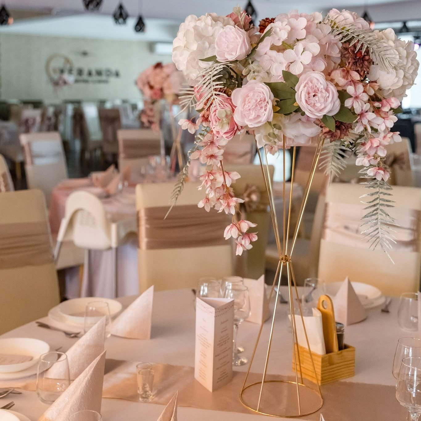 Esküvő asztal - Virágdekoráció állvánnyal - bérléssel