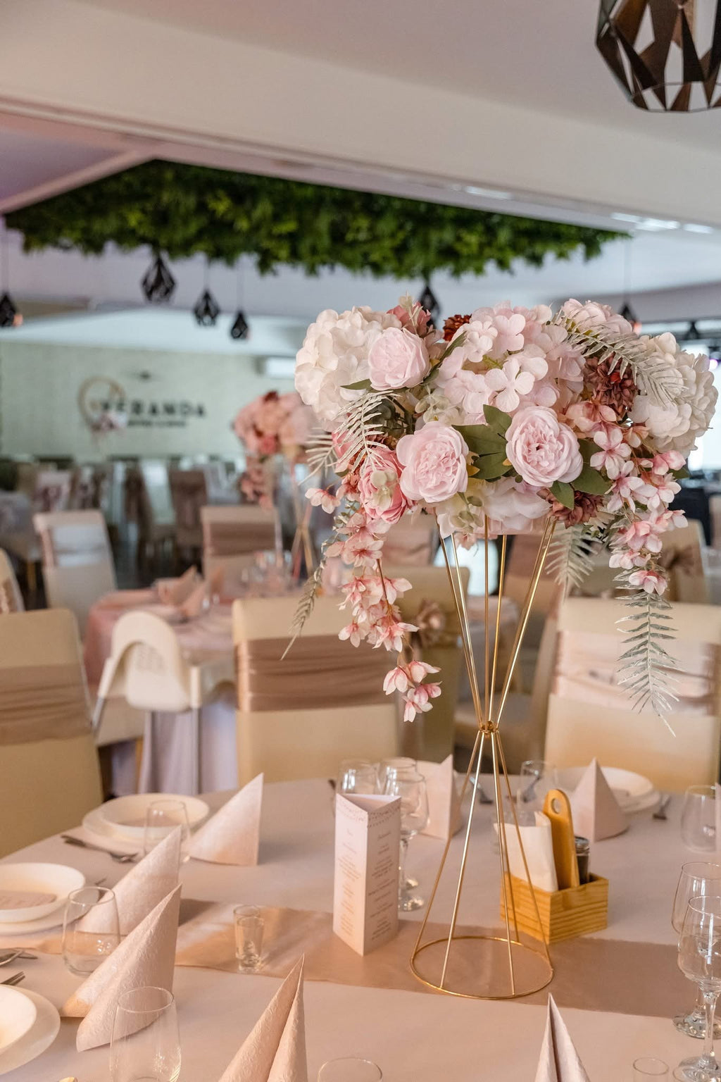 Esküvő asztal - Virágdekoráció állvánnyal - bérléssel