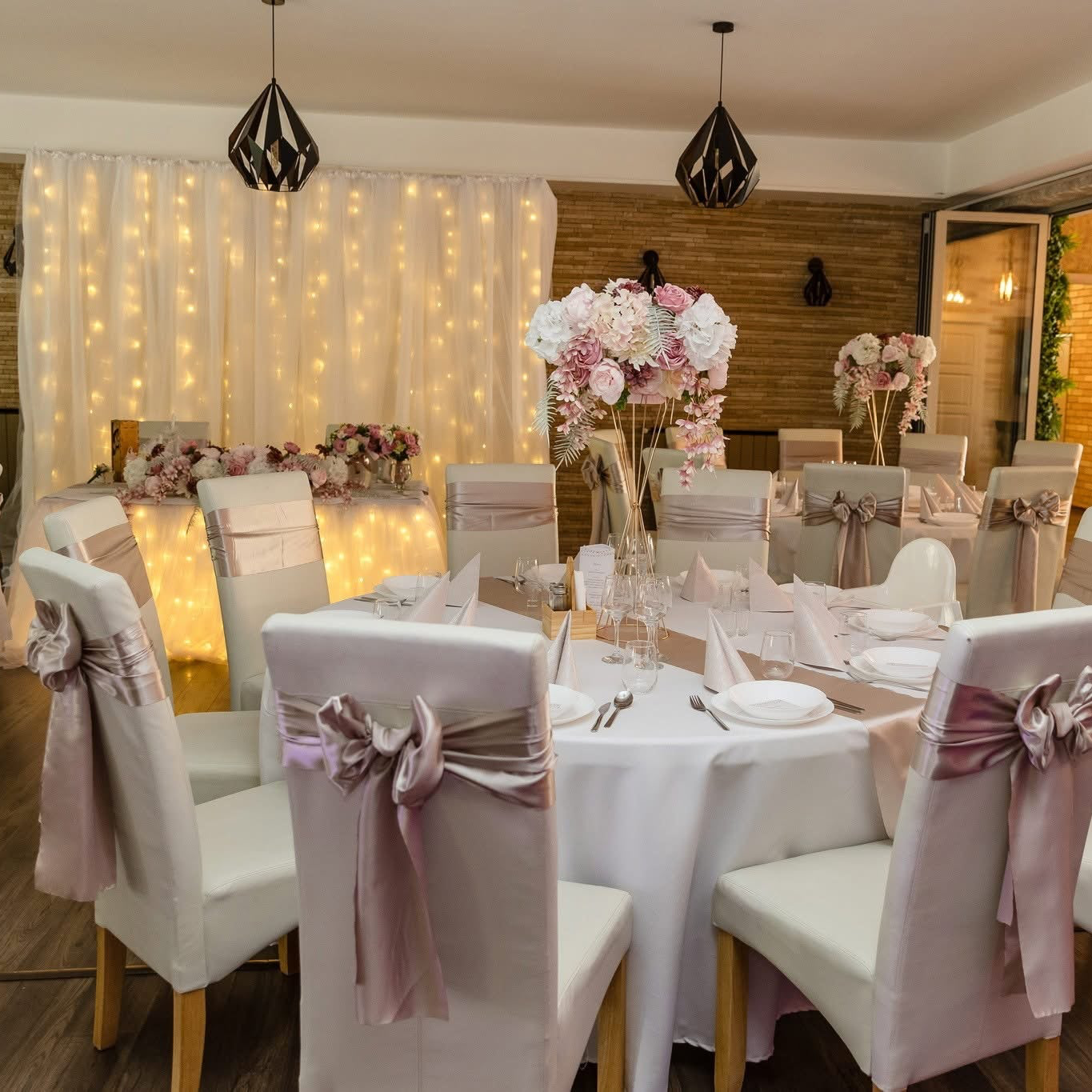 Esküvő asztal - Virágdekoráció állvánnyal - bérléssel