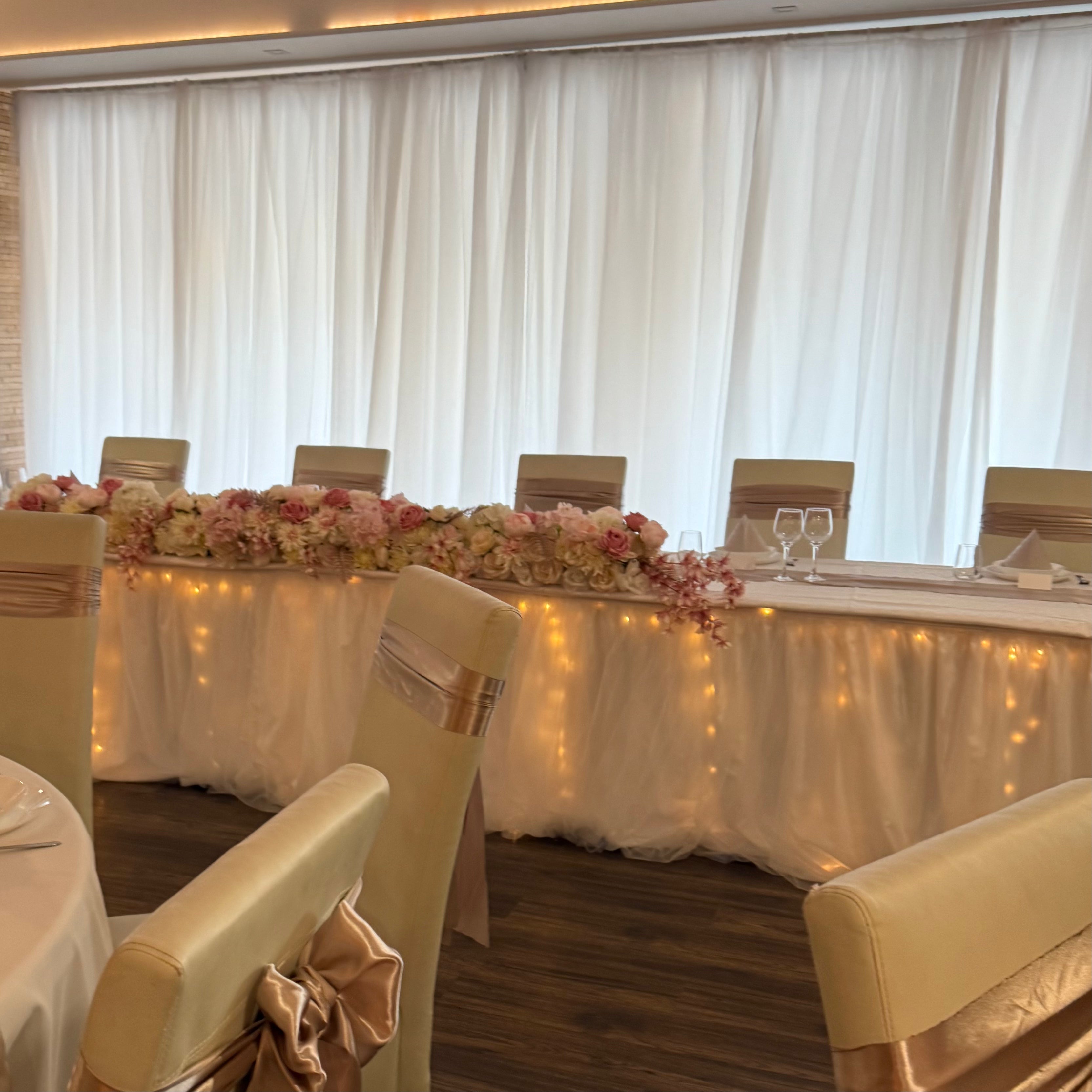 Esküvői fehér háttérfal tüllel