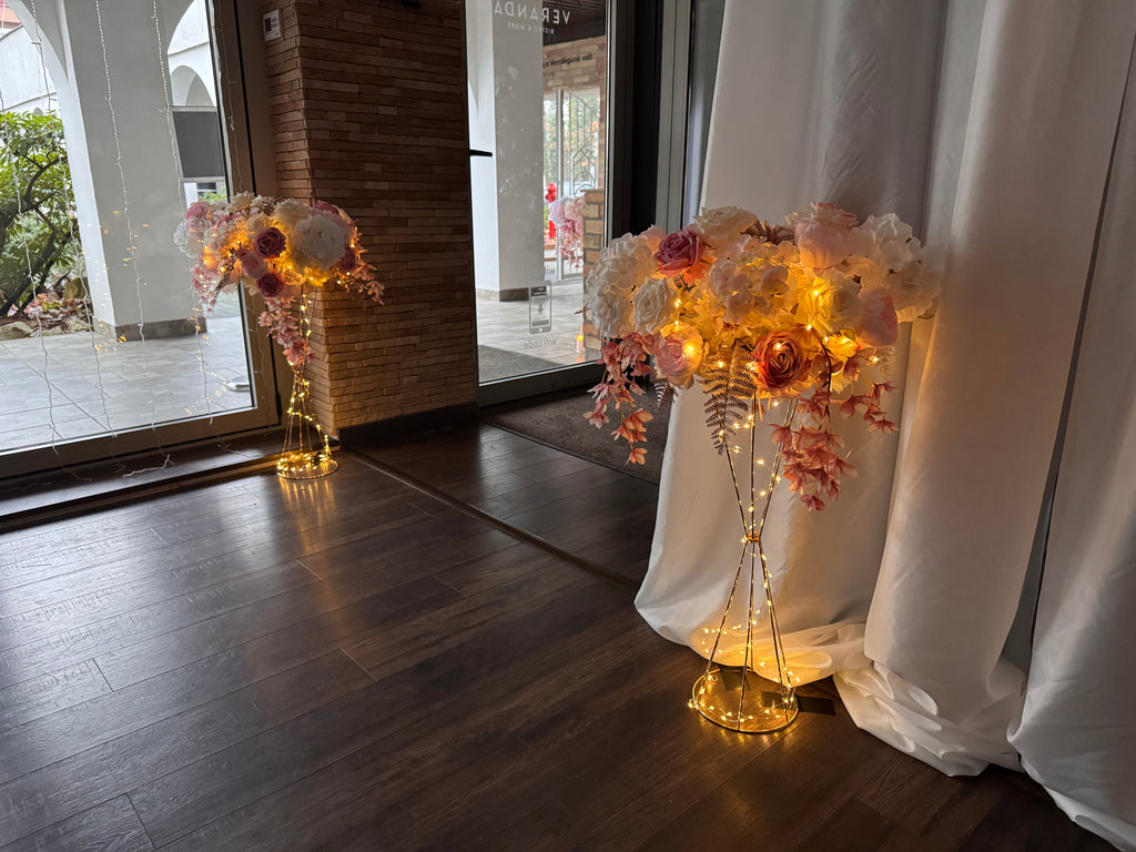 Esküvő asztal - Virágdekoráció állvánnyal - bérléssel