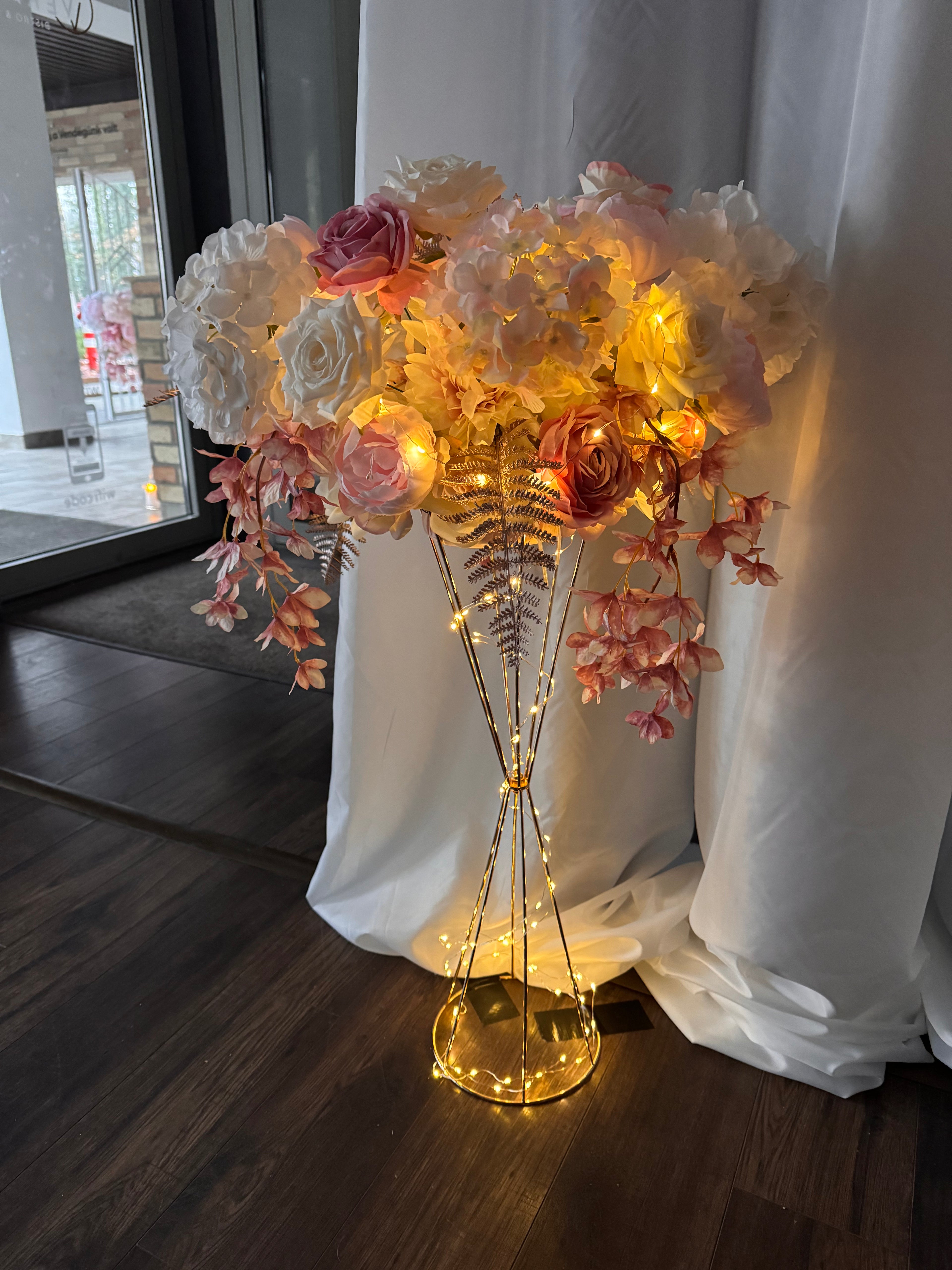 Esküvő asztal - Virágdekoráció állvánnyal - bérléssel