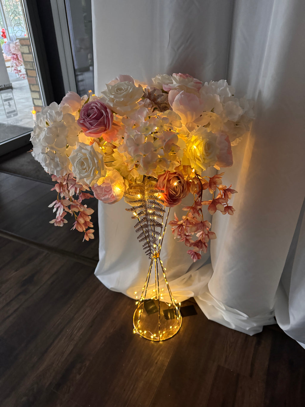 Esküvő asztal - Virágdekoráció állvánnyal - bérléssel