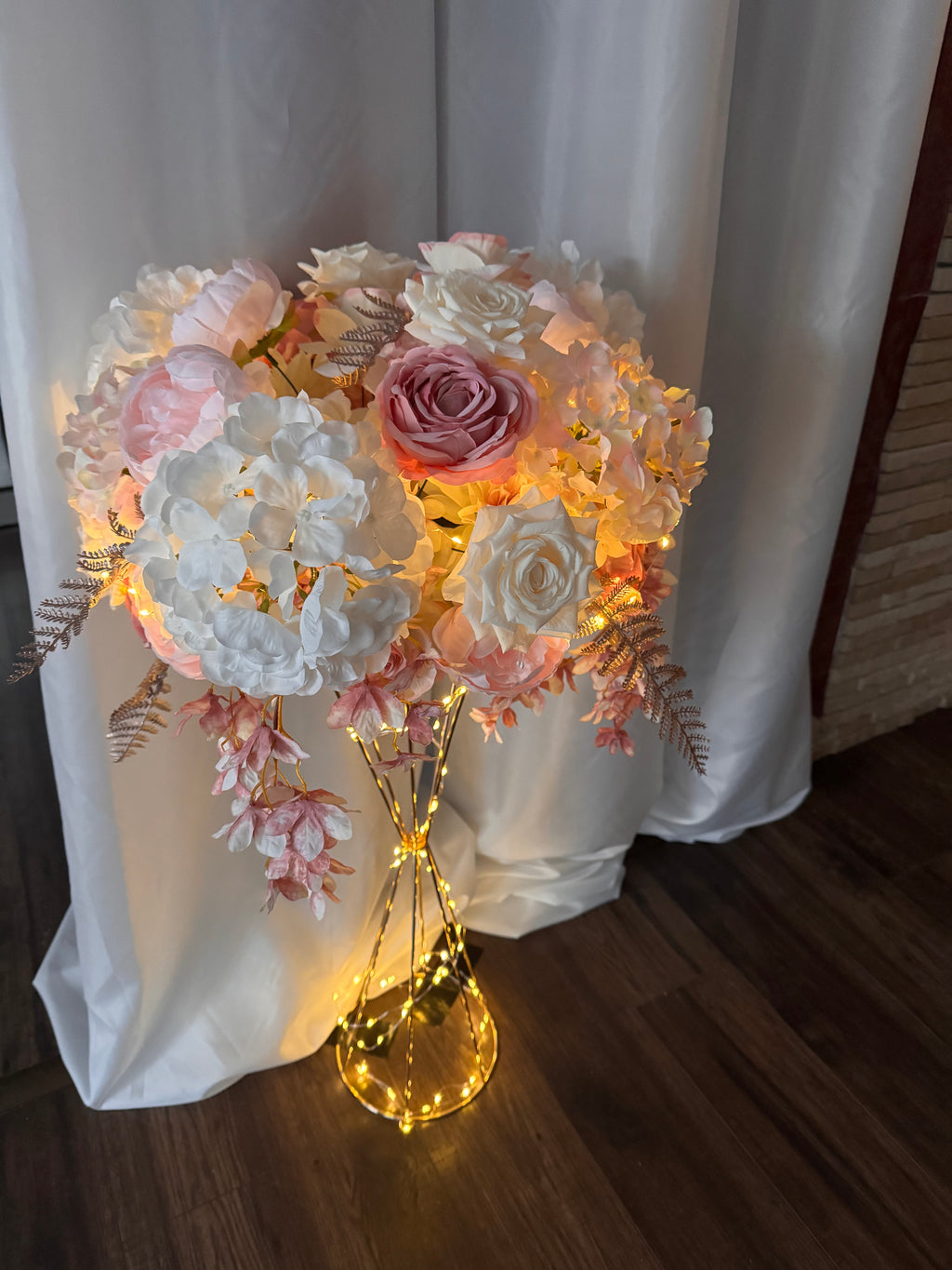 Esküvő asztal - Virágdekoráció állvánnyal - bérléssel