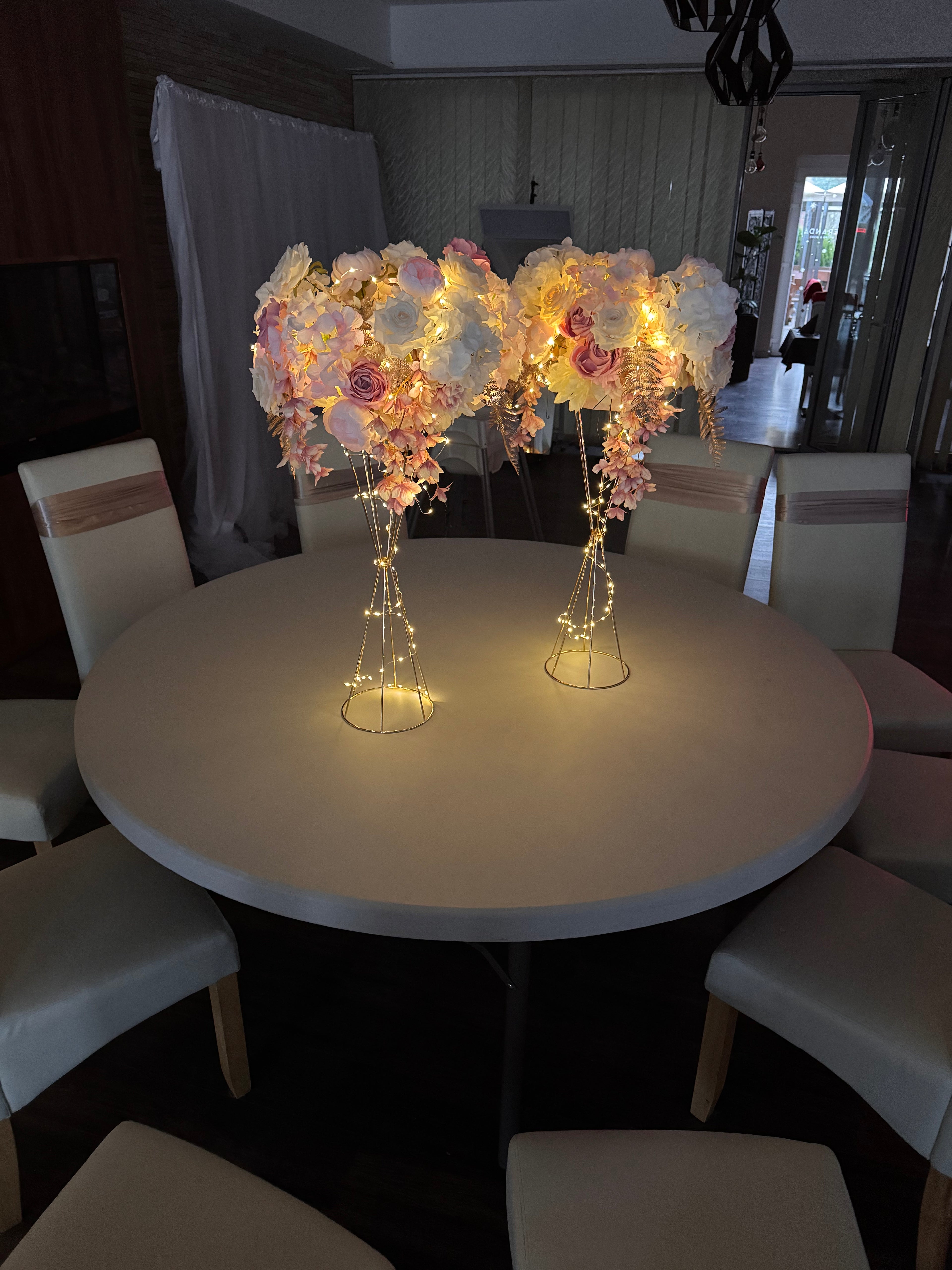 Esküvő asztal - Virágdekoráció állvánnyal - bérléssel