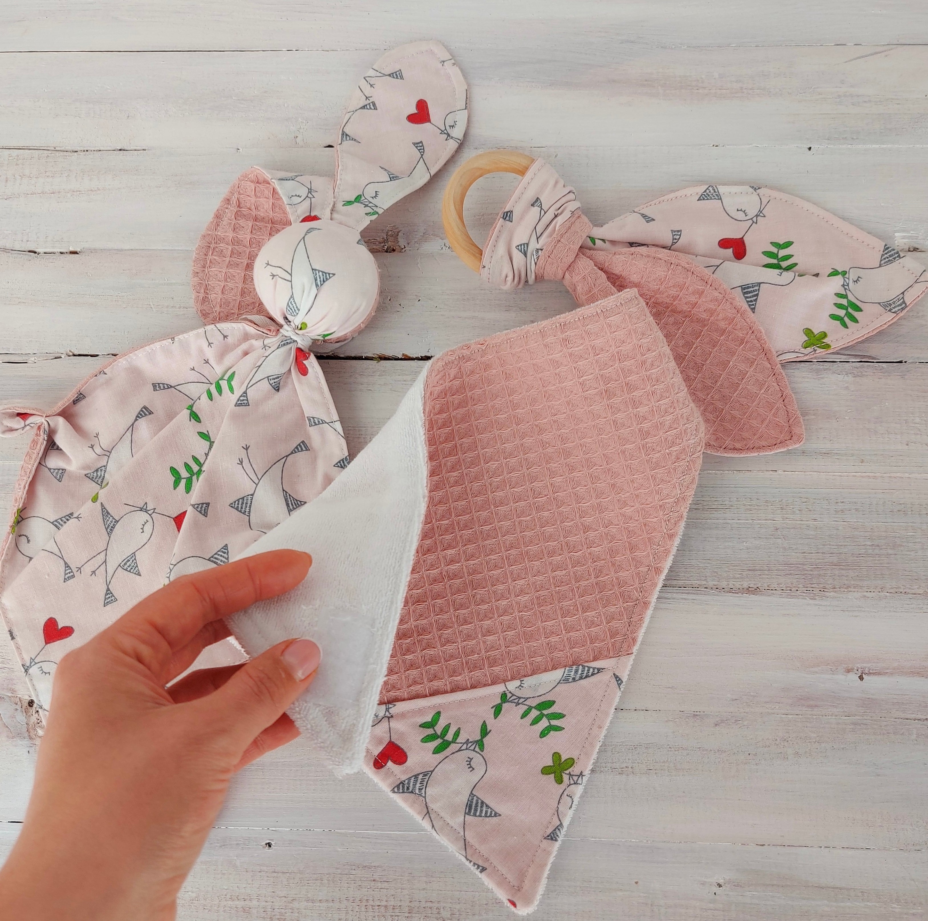 Ronci nyuszi baba szett – textil nyuszi, rágóka és nyálkendő