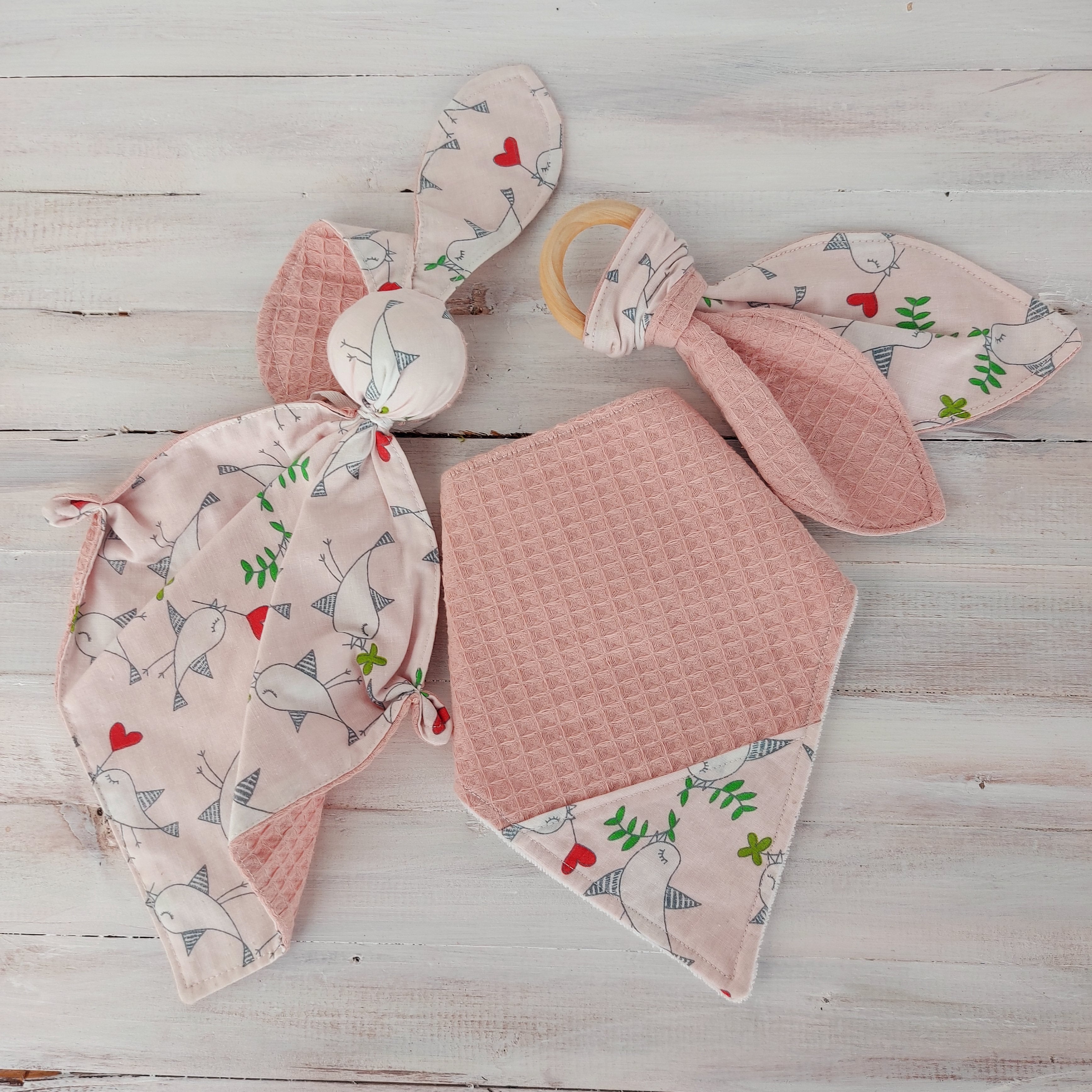 Ronci nyuszi baba szett – textil nyuszi, rágóka és nyálkendő